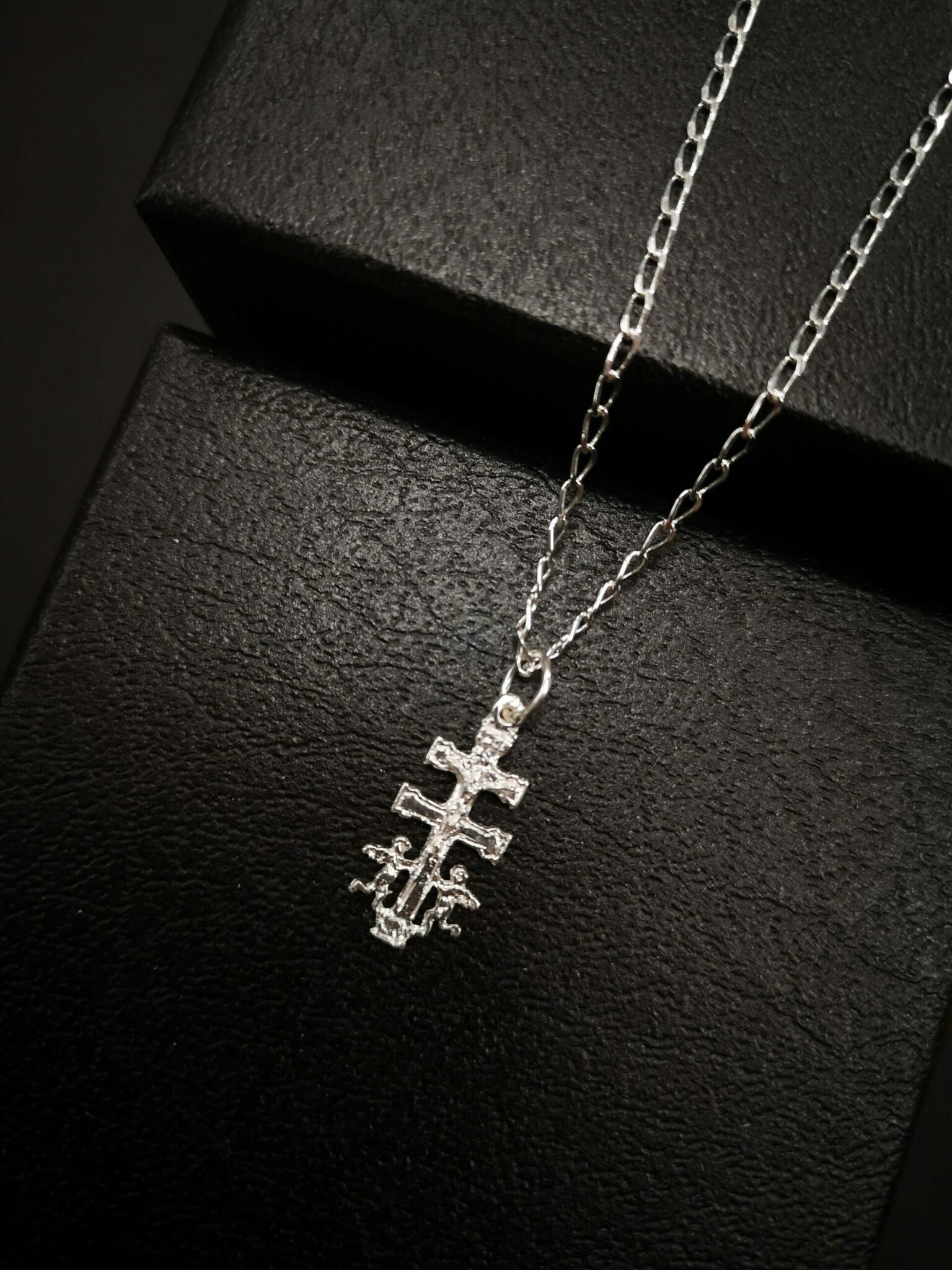 Cruz de Caravaca en plata con ángeles 