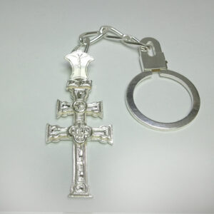 llavero de plata de ley con la cruz de Caravaca
