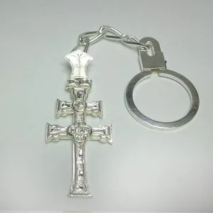 llavero de plata de ley con la cruz de Caravaca