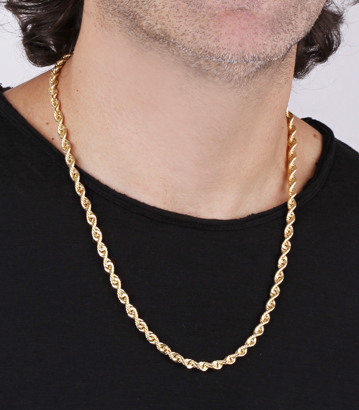 Hombre con cordón de oro brillante en el cuello