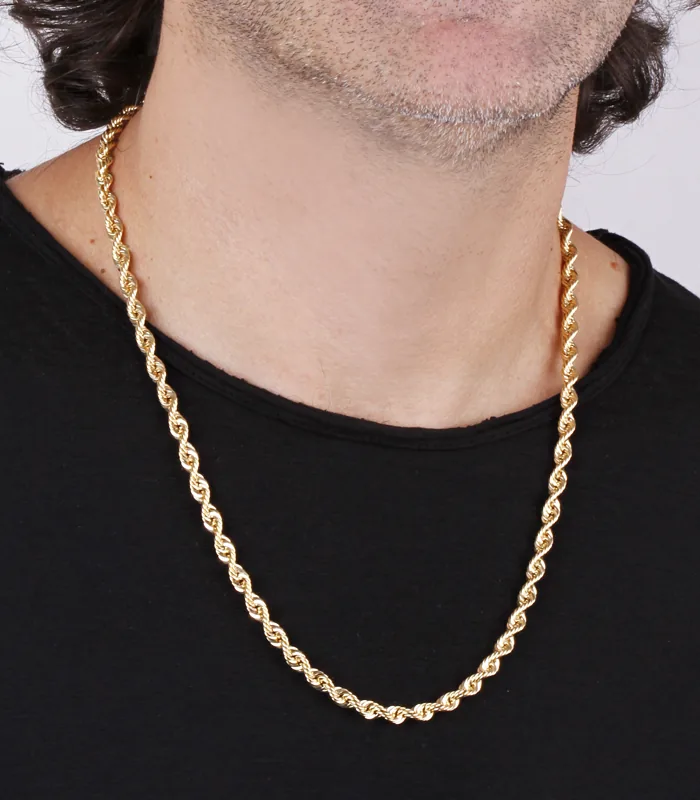 Hombre con cordón de oro brillante en el cuello
