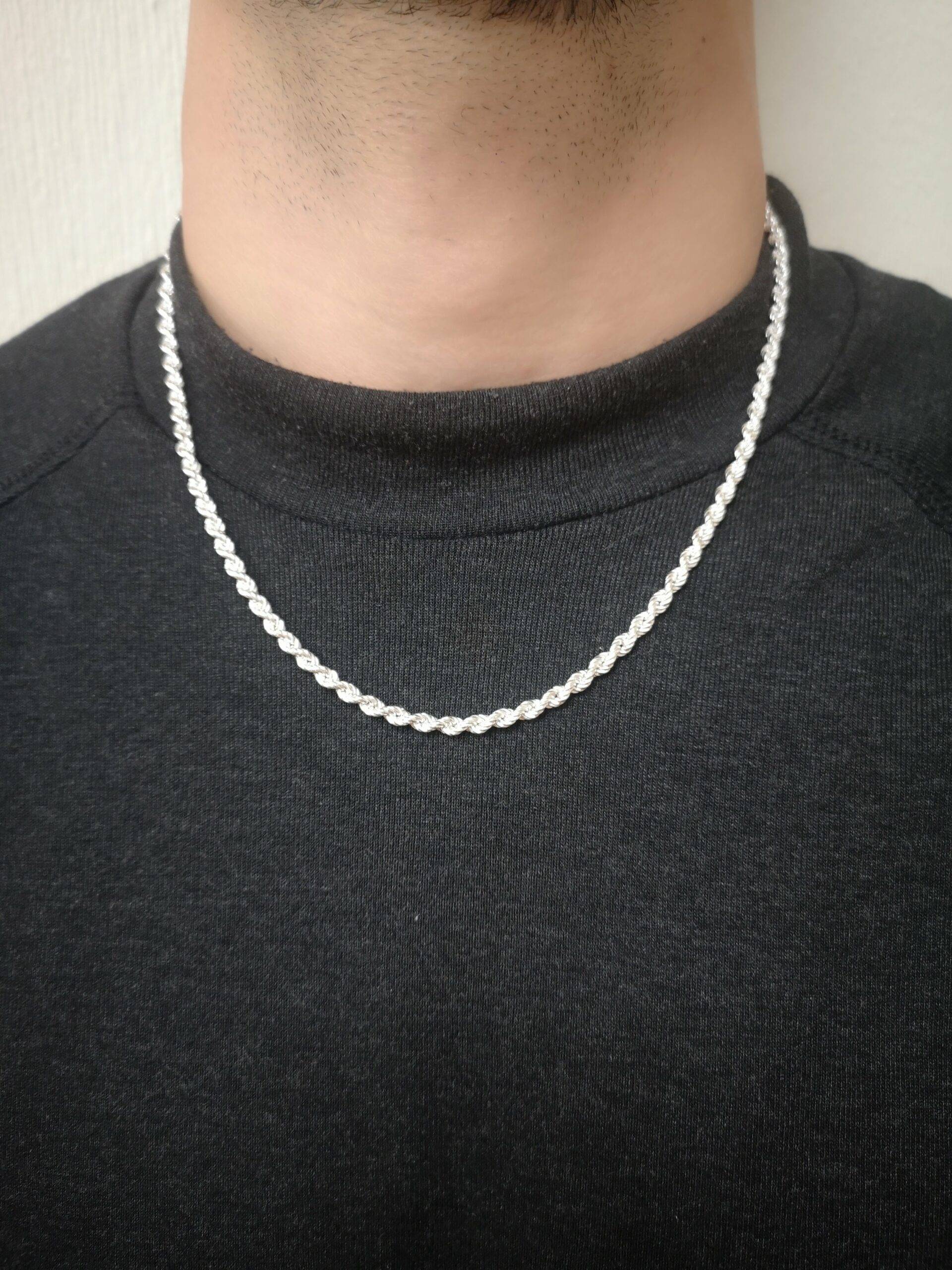 Hombre con cordón de plata brillante en el cuello