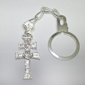 llavero de plata de ley con la cruz de Caravaca