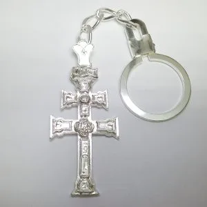 llavero de plata de ley con la cruz de Caravaca