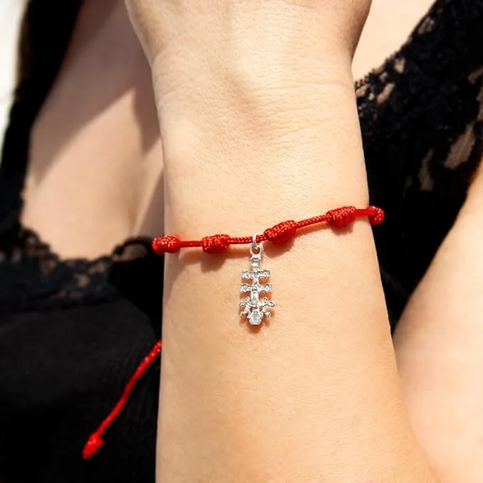 Pulsera roja de 7 nudos con Cruz de Caravaca en plata