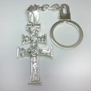 llavero de plata de ley con la cruz de Caravaca