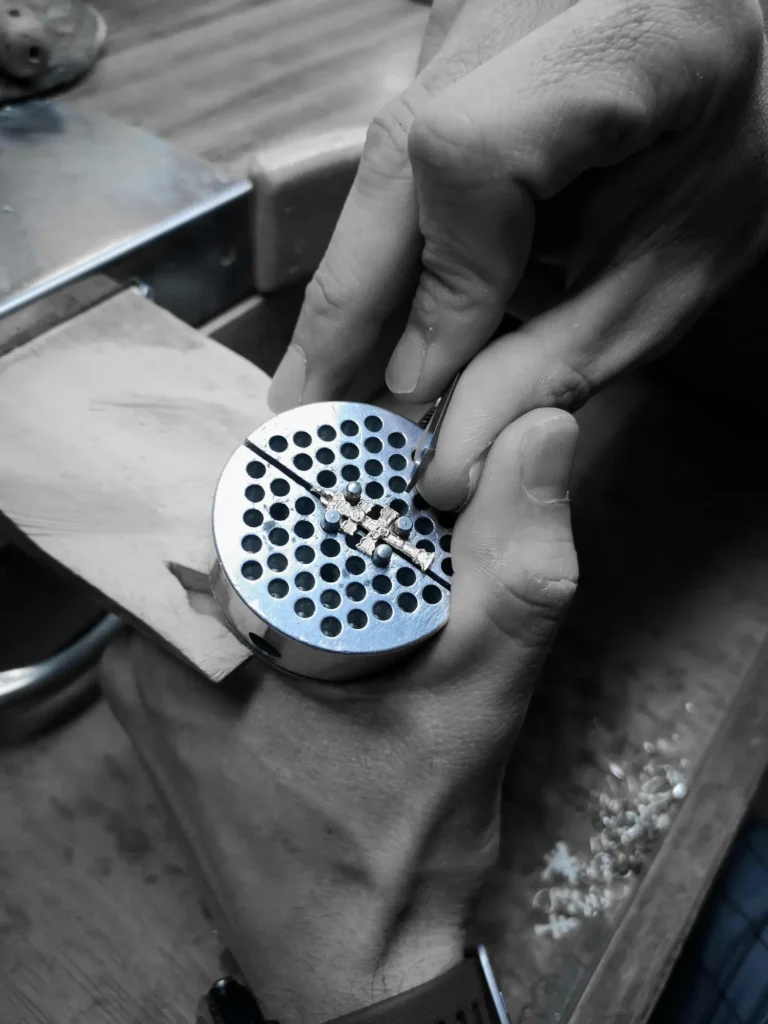 artesano tallando cruz de caravaca a mano