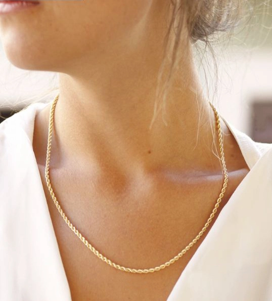 Mujer con cordón de oro en el cuello
