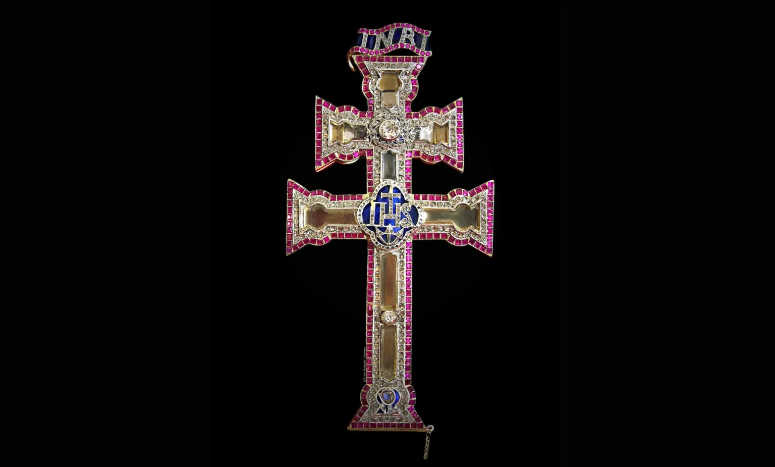 cómo es la cruz de Caravaca original