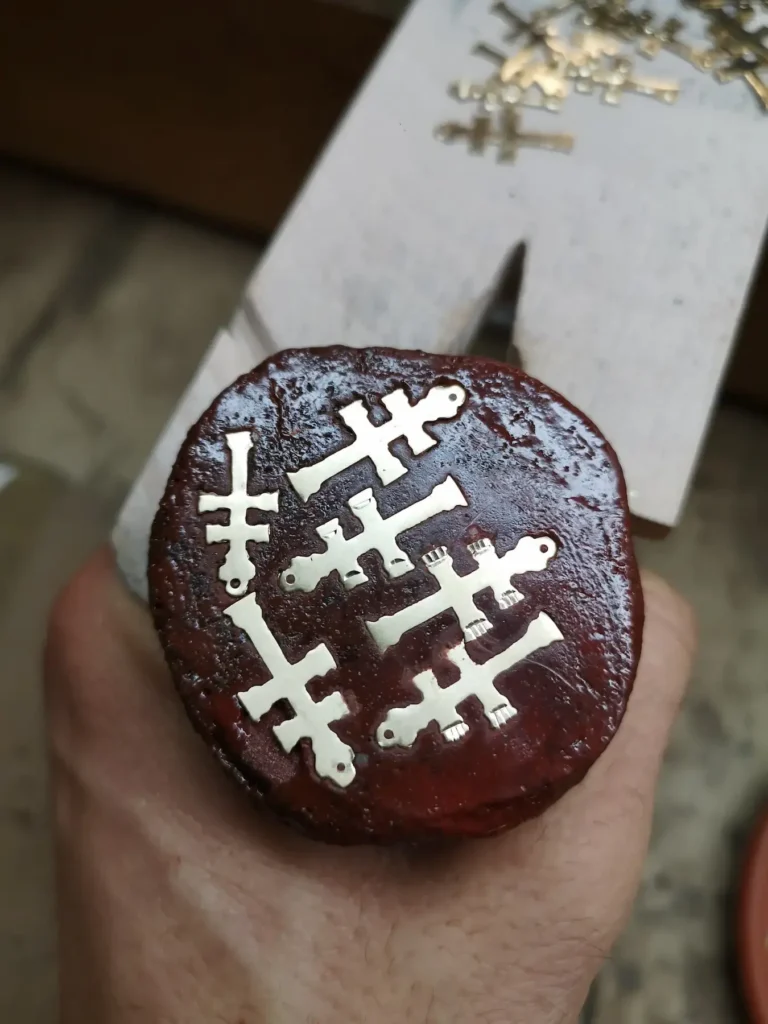 fabricación artesanal cruz de caravaca