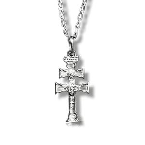 cruz de caravaca en plata de ley con cadena de plata
