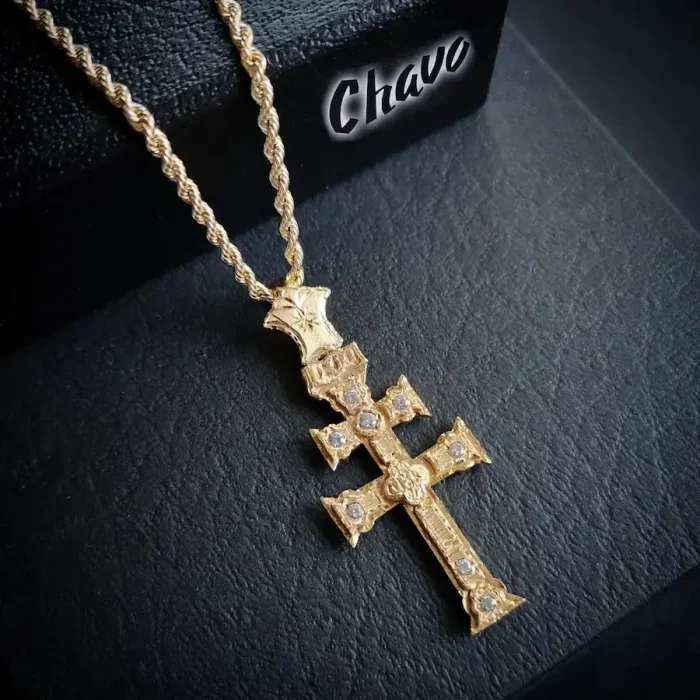 cruz de caravaca en relieve con brillante especial oro de ley